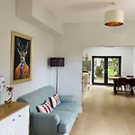 Delightful 2 Bedroom House Central Windsor
