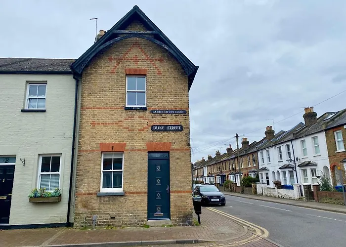 Delightful 2 Bedroom House Central Windsor