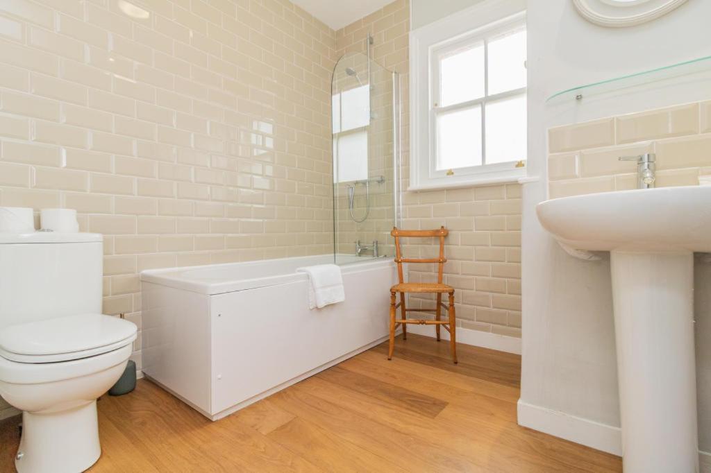 Delightful 2 Bedroom House Central Dom wakacyjny Windsor